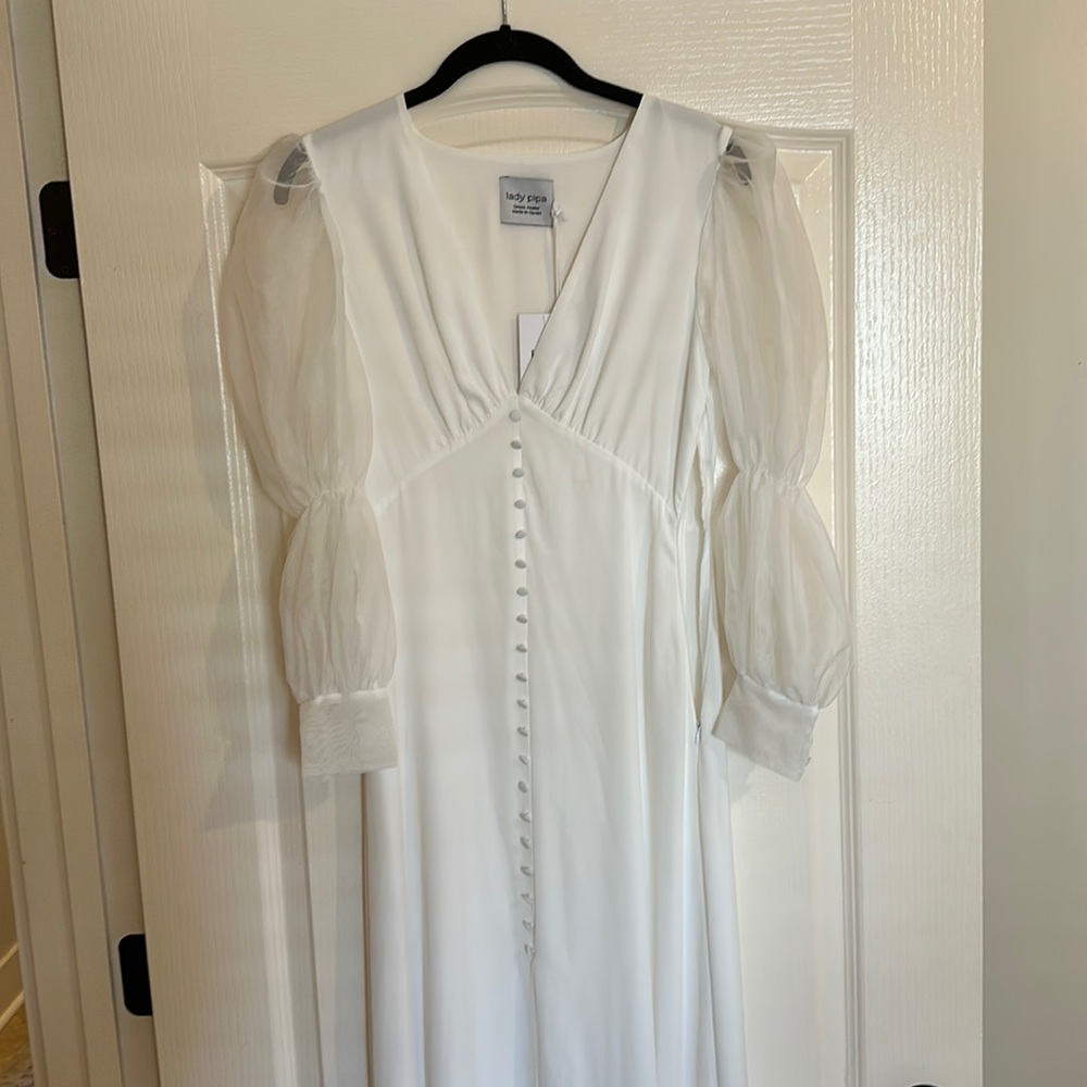 Lady pipa white dress